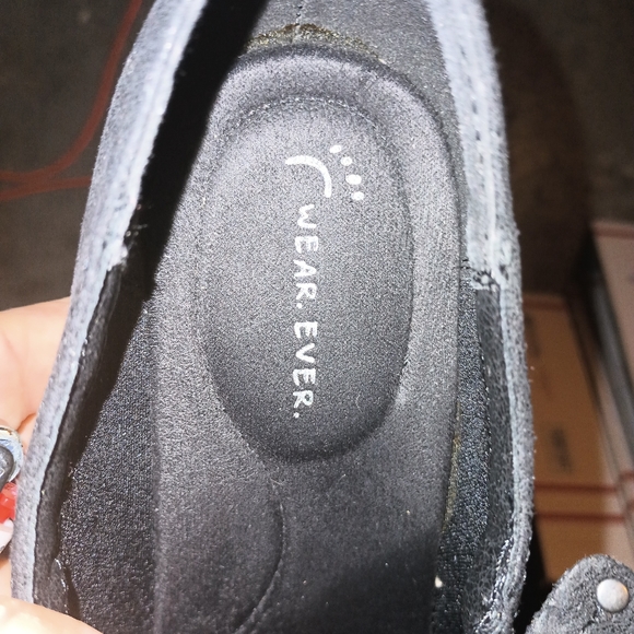 WEAR EVER Very cute Blk Leather ankle booties  crinkle style with low heel - Picture 4 of 6